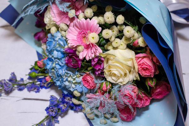 close-up van mooi boeket van bloeiende bloemen - Foto, afbeelding