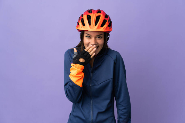 Adolescente ciclista chica feliz y sonriente cubierta la boca con la mano - Foto, imagen