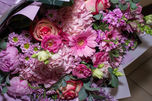 gros plan de beau bouquet de fleurs en fleurs - Photo, image