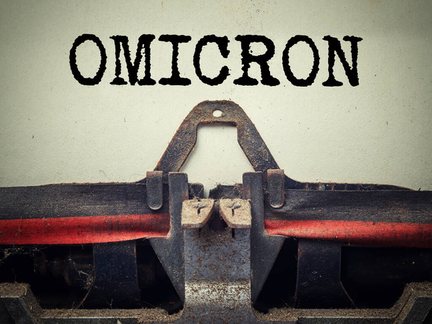 Variante de Omicron escrita en máquina de escribir retro de cerca. Covid-19 nueva variante del virus del omicrón - Foto, imagen