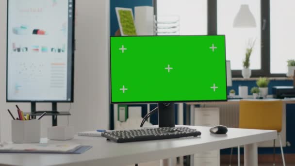 Close-up van monitor met groen scherm aan leeg bureau - Video