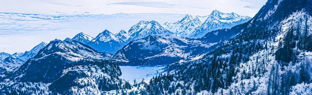 Téli csodaország és varázslatos karácsonyi táj. Havas hegyek és erdő borított hó, mint üdülési háttér - Fotó, kép