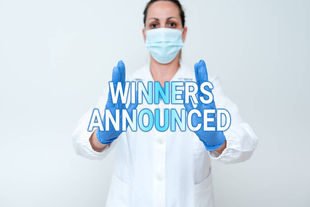Kazananların duyurulduğunu gösteren mesaj işareti. Yarışmayı ya da herhangi bir yarışmayı kazananı açıklayan kavramsal fotoğraf Yeni Bilimsel Keşfi sunan Tıbbi Fikirler - Fotoğraf, Görsel