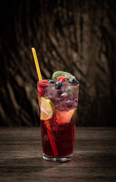 Summer berry drink. Lemonade or non-alcohol cocktail with raspberry and lime - 写真・画像