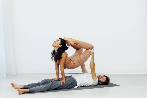 uomo e donna insieme facendo esercizi di yoga asana fitness - Foto, immagini