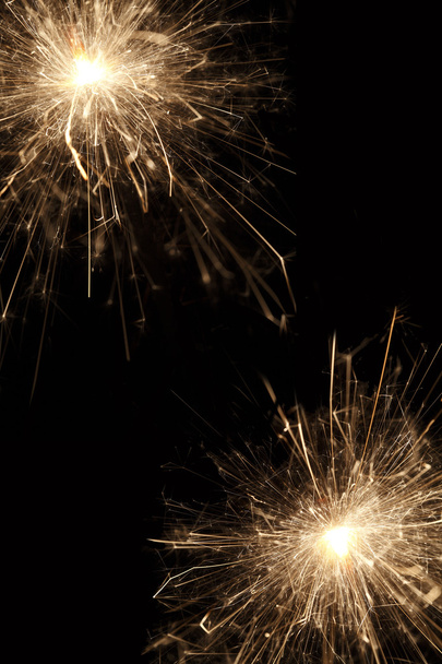 Polttaminen sparklers mustalla pohjalla - Valokuva, kuva