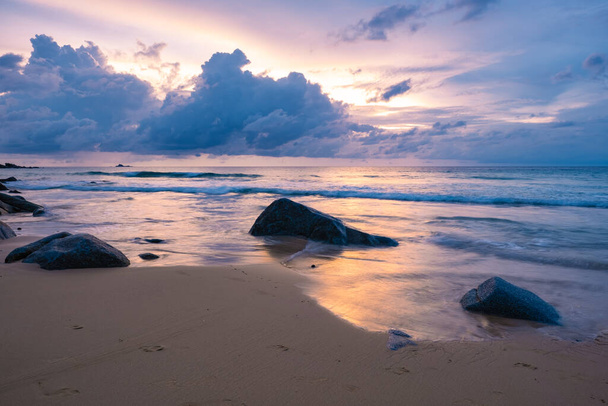Пхукет Таїланд, захід сонця на тропічному пляжі Найтонського пляжу Пхукет Тхіаленд - Фото, зображення