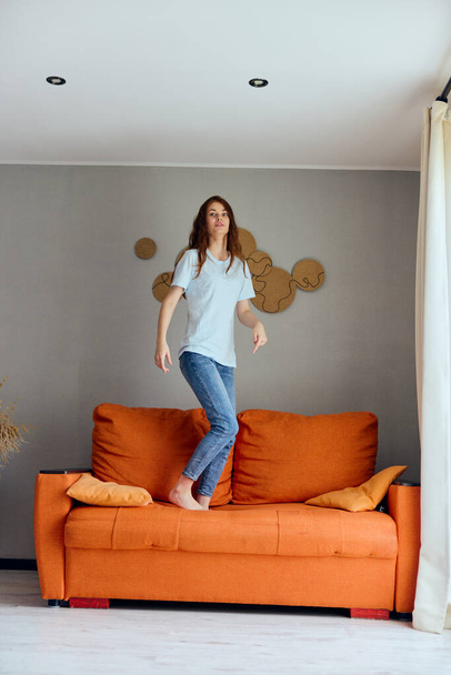 femme se détendre à la maison dans la chambre sur le canapé appartements intérieurs - Photo, image