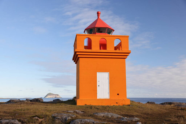 The tiny, orange Hafnarnes lighthouse of eastern Iceland - Foto, Imagen