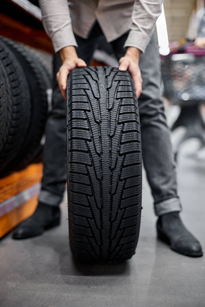 close-up of a mans hand with car tires - Foto, Imagem