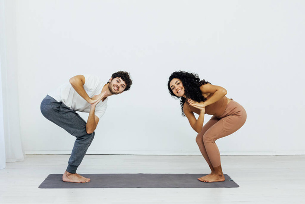 Άνδρας και γυναίκα που κάνει ασκήσεις γιόγκα asana γυμναστήριο γυμναστική - Φωτογραφία, εικόνα