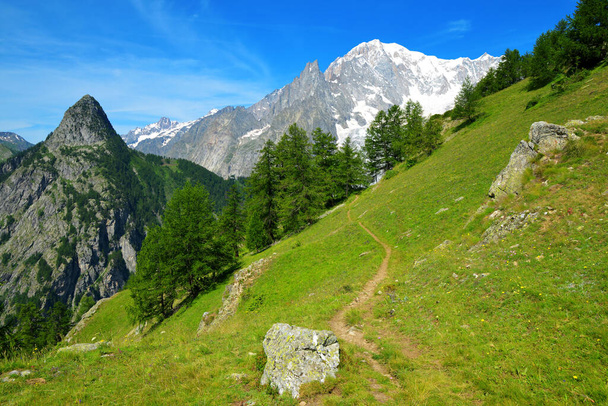 Vista sulla catena montuosa del Monte Bianco nella giornata di sole. Valle d'Aosta, Italia. - Foto, immagini