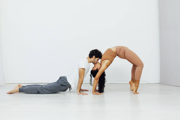 man en vrouw samen doen oefeningen yoga asana fitness - Foto, afbeelding