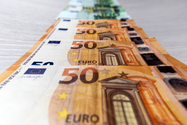 Πολλά μετρητά ευρώ είναι στο τραπέζι. - Πολλά λεφτά. Υπολογισμός των οικονομικών δωρεών. Λογιστική των ταμείων.Τρόπος πληρωμής και μισθοί σε ευρωπαϊκό νόμισμα.Ισολογισμός. - Φωτογραφία, εικόνα