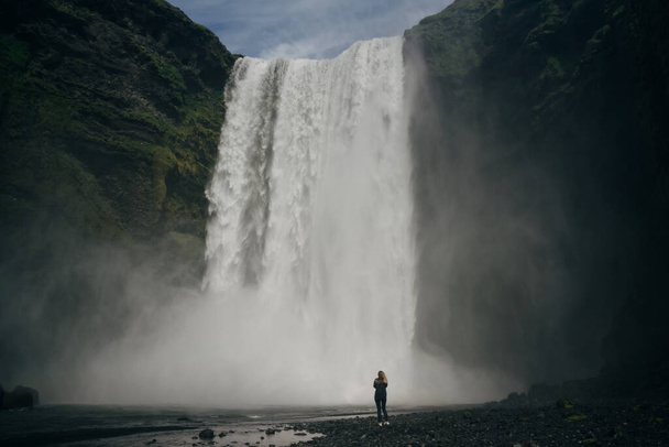 Wodospad Skogarfoss w południowej Islandii z turystami. Wysokiej jakości zdjęcie - Zdjęcie, obraz