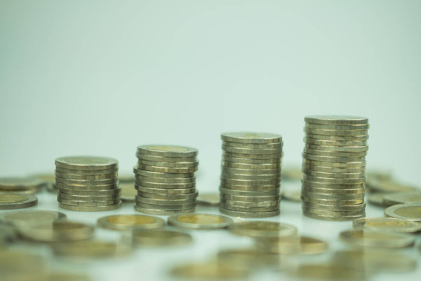 Geldmünzen Türme Diagrammmuster, das das Wachstum der Investitionen und das Sparen von links nach rechts zeigt - Foto, Bild