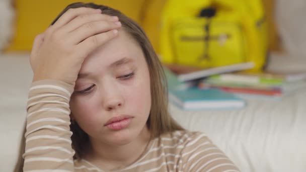 Teenager-Mädchen durchlebt Adoleszenzprobleme, Schulversagen, Konflikte mit Klassenkameraden, Eltern, Nachdenken über Schlechtes, Irritation bei der Erziehung, nervöse Irritation abgelehntes Kind, einsame Schmerzseele - Filmmaterial, Video