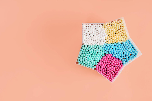 Коробка с разноцветными ватными мазками для чистки ушей. Концепция гигиены - Фото, изображение