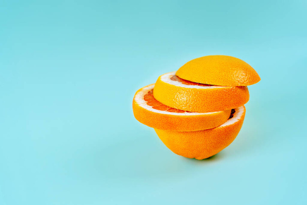 Нарезанный грейпфрут на бирюзовом фоне - Фото, изображение