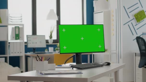 Close-up van leeg bureau met geïsoleerd groen scherm op monitor - Video