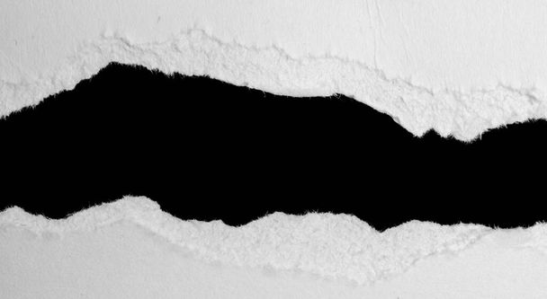 biały kawałek papieru na czarnym, izolowanym tle - Zdjęcie, obraz
