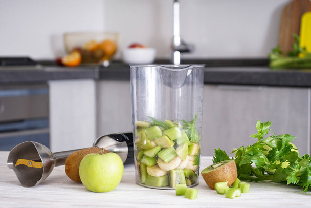Käsi tehosekoitin sekoittamiseen orgaanisten raaka tuoreita hedelmiä tehdä vitamiini ruokavalio smoothie, terveellistä ruokaa. Sähkökäyttöinen sekoitin - Valokuva, kuva