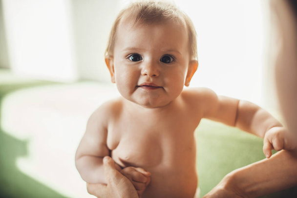 Close up retrato de caucasiano pequeno bebê rir enquanto olha para a câmera. - Foto, Imagem