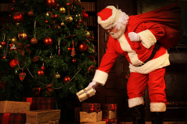 Santa Claus bring the sack with gifts for Christmas - Foto, imagen