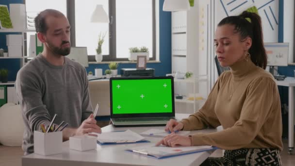 Equipe de trabalhadores com laptop com tela verde verticalmente na mesa - Filmagem, Vídeo