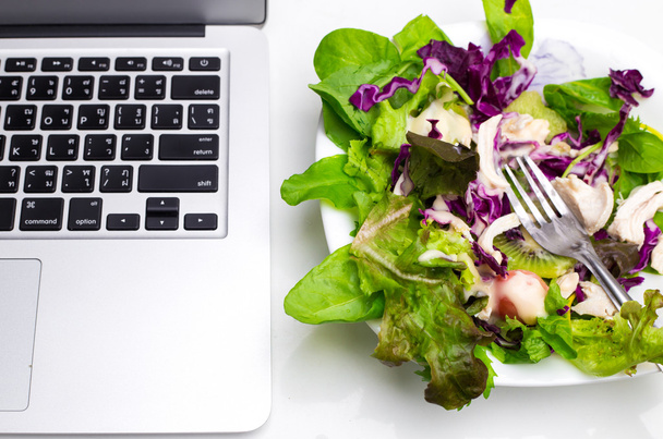 birçok salata üzerine beyaz izole iş laptop ile renk  - Fotoğraf, Görsel