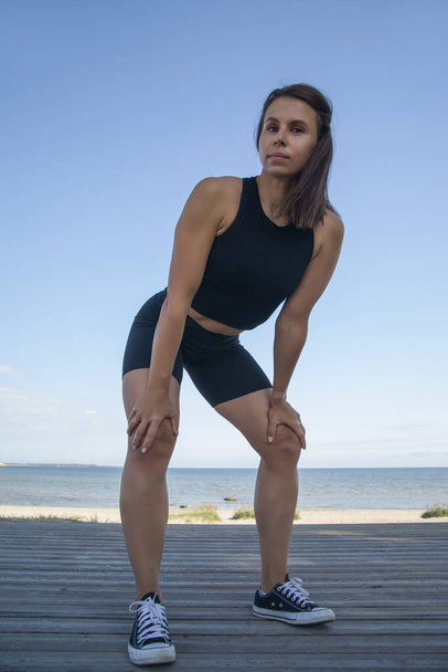 bela jovem mulher em sportswear exercício ao ar livre - Foto, Imagem