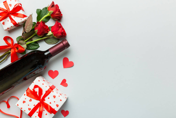 Kırmızı şarap, gül çiçeği ve hediye kutusuyla Sevgililer Günü kompozisyonu. Üst manzara, düz yatış. Tatil kavramı. - Fotoğraf, Görsel