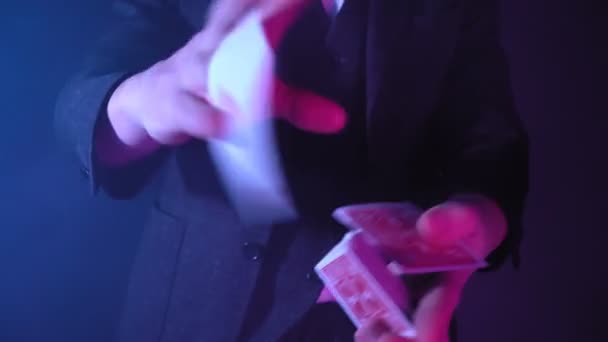 Kouzelník ruce Provádění triky s palubní karty. Kejklíř ukazuje zaměření - Záběry, video