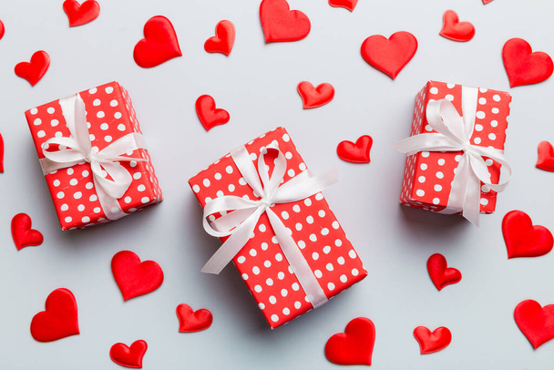 Valentijnsdag samenstelling Achtergrond: rode geschenkdoos met strik en hart. Kerstcadeau. Zicht van bovenaf. Groetkaart voor Holday. - Foto, afbeelding