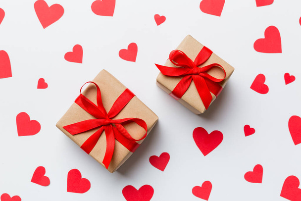 Sevgililer Günü kompozisyonu: Kırmızı hediye kutusu ve kalp. Noel hediyesi. Yukarıdan bak. Holday tebrik kartı. - Fotoğraf, Görsel