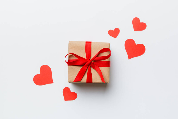 Composición San Valentín Fondo: caja de regalo roja con arco y corazón. Regalo de Navidad. Vista desde arriba. Tarjeta de felicitación Holday. - Foto, Imagen