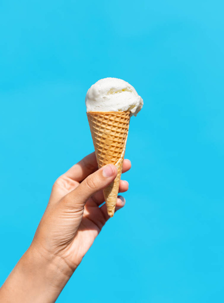 close up of hand holding waffle ice cream cone - Foto, immagini