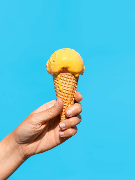 close up of hand holding waffle ice cream cone - Valokuva, kuva