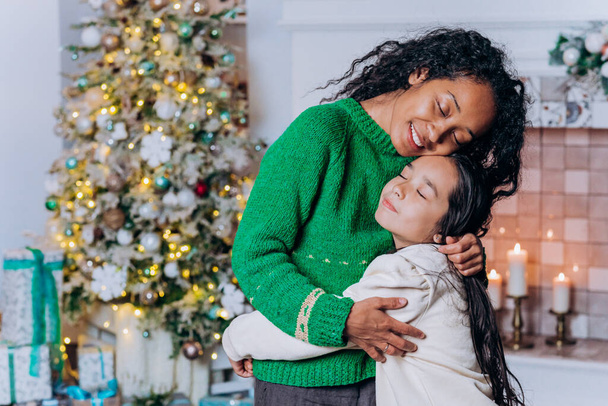 Figlia e mamma afroamericana si abbracciano forte e sorridono - Foto, immagini