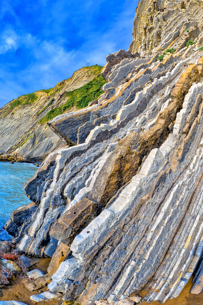 Крутой наклон слоев Flysch, Flysch Cliffs, Basque Coast UNESCO Global Geopark, European Geopark Network, Zumaia, Guipuzcoa, Basque Country, Spain, Europe - Фото, изображение