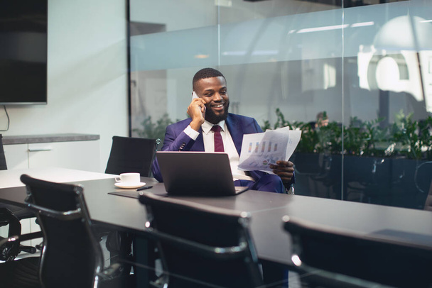 Boldog fekete üzletember telefonbeszélgetés asszisztenssel - Fotó, kép