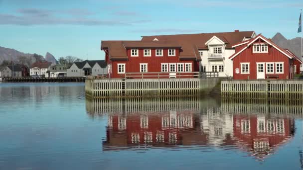 Φωτεινά κόκκινα σπίτια στον ωκεανό. Πλάνα από ένα μικρό ψαροχώρι στα νησιά Lofoten της Νορβηγίας. Δημοφιλής τουριστικός προορισμός με - Πλάνα, βίντεο