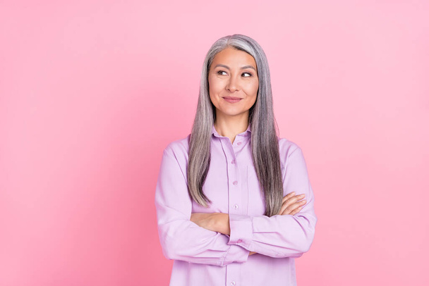 Portrait of attractive minded cheerful gray-haired woman wear thinking copy space folded arms isolated over pink pastel color background - Photo, Image