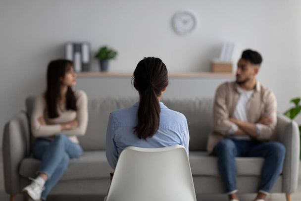 Psychologue féminine donnant une séance de thérapie à querelle couple moyen-oriental, les aidant avec conflit, vue arrière - Photo, image