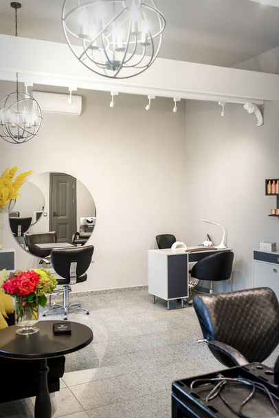 Interno del moderno salone di parrucchiere luminoso, salone di manicure o salone di bellezza - Foto, immagini
