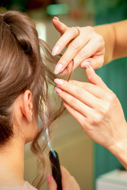Close Up stylista fryzjer robi fryzurę dla młodej kobiety w salonie piękności - Zdjęcie, obraz