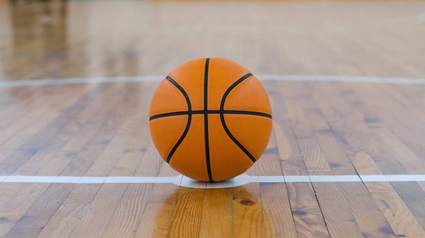 Basketballball über dem Boden in der Sporthalle - Foto, Bild