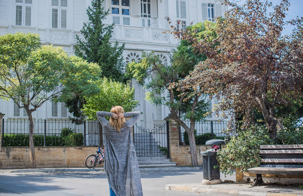 Utazási koncepció. Modern gyönyörű nő a Princes-szigeteken, nyaralás Isztambulban.  - Fotó, kép