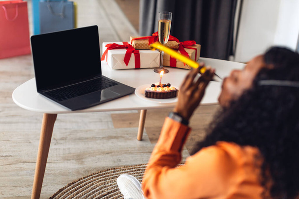 Чорна жінка Відео виклик на ноутбук Blowing Party Horn В приміщенні
 - Фото, зображення