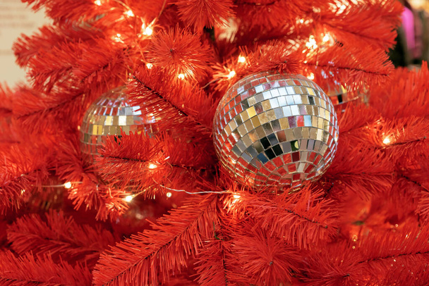 Vánoční disco koule na červeném vánočním stromečku. - Fotografie, Obrázek